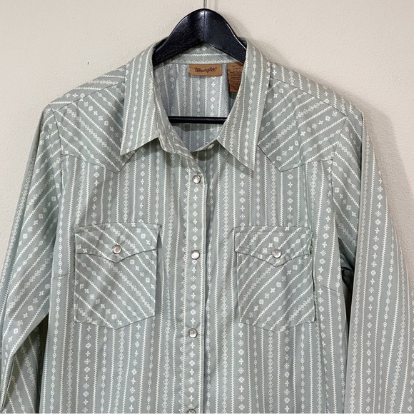Wrangler Size Large Western Snap Button Long Sleeve Shirt - Picture 3 of 4